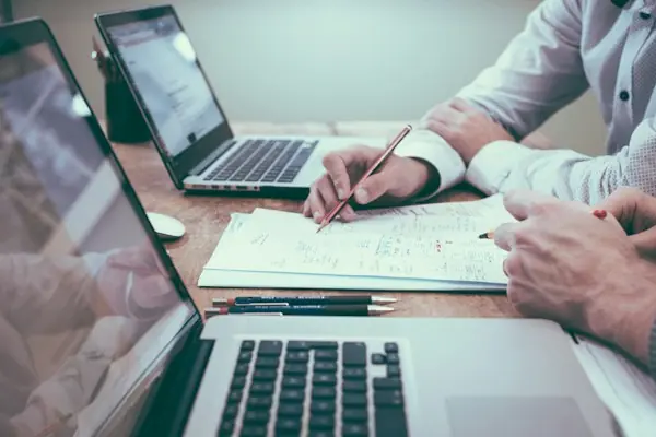 Documentos y planificación sobre un escritorio